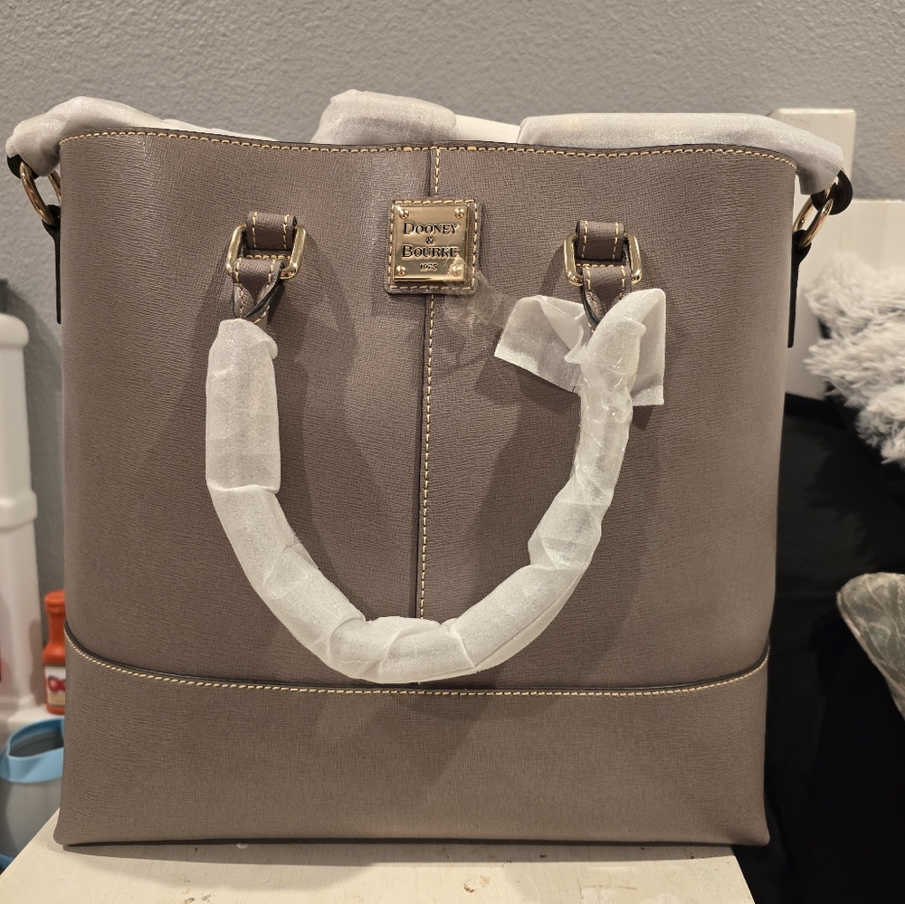 Dooney & Bourke purse NWT smoke free home